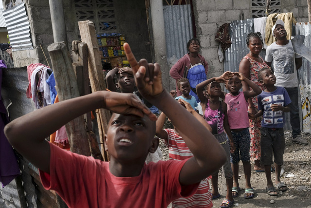 Số người chết do động đất ở Haiti tăng l&ecirc;n hơn 2.200, c&aacute;c băng đảng tấn c&ocirc;ng đo&agrave;n xe cứu trợ - Ảnh 2.