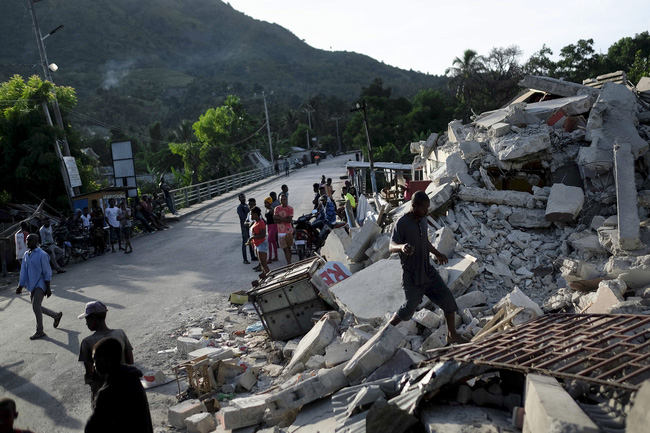 Số người chết do động đất ở Haiti tăng lên hơn 2.200, các băng đảng tấn công đoàn xe cứu trợ - Ảnh 1.