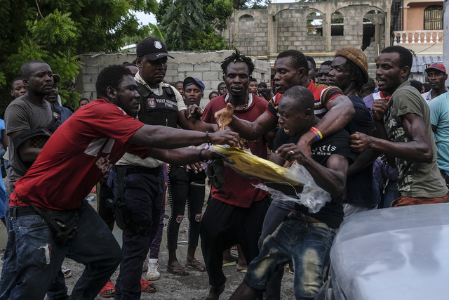 Số người chết do động đất ở Haiti tăng lên hơn 2.200, các băng đảng tấn công đoàn xe cứu trợ - Ảnh 4.