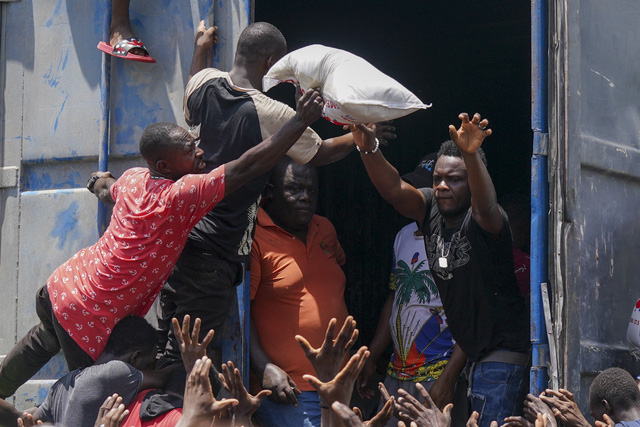 Số người chết do động đất ở Haiti tăng lên hơn 2.200, các băng đảng tấn công đoàn xe cứu trợ - Ảnh 5.