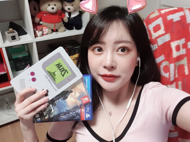 Khiến khán giả hiểu nhầm là cầm đồ chơi người lớn trên sóng, nữ streamer phải vội vã giải thích - Ảnh 1.