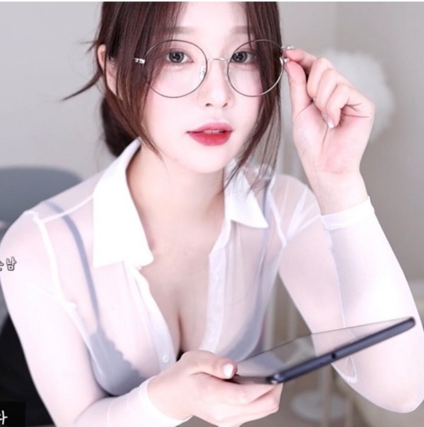 Lên sóng với hình tượng cô giáo gợi cảm rồi lại xuất hiện bàn tay hư ở điểm nhạy cảm, nữ streamer ngây thơ khiến fan tá hỏa - Ảnh 2. Lên sóng với hình tượng cô giáo gợi cảm rồi lại xuất hiện bàn tay hư ở điểm nhạy cảm, nữ streamer ngây thơ khiến fan tá hỏa - Ảnh 2.