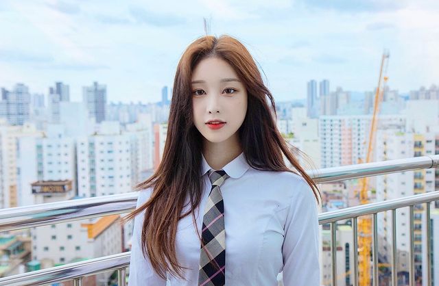 Lên sóng với hình tượng cô giáo gợi cảm rồi lại xuất hiện bàn tay hư ở điểm nhạy cảm, nữ streamer ngây thơ khiến fan tá hỏa - Ảnh 3. Lên sóng với hình tượng cô giáo gợi cảm rồi lại xuất hiện bàn tay hư ở điểm nhạy cảm, nữ streamer ngây thơ khiến fan tá hỏa - Ảnh 3.