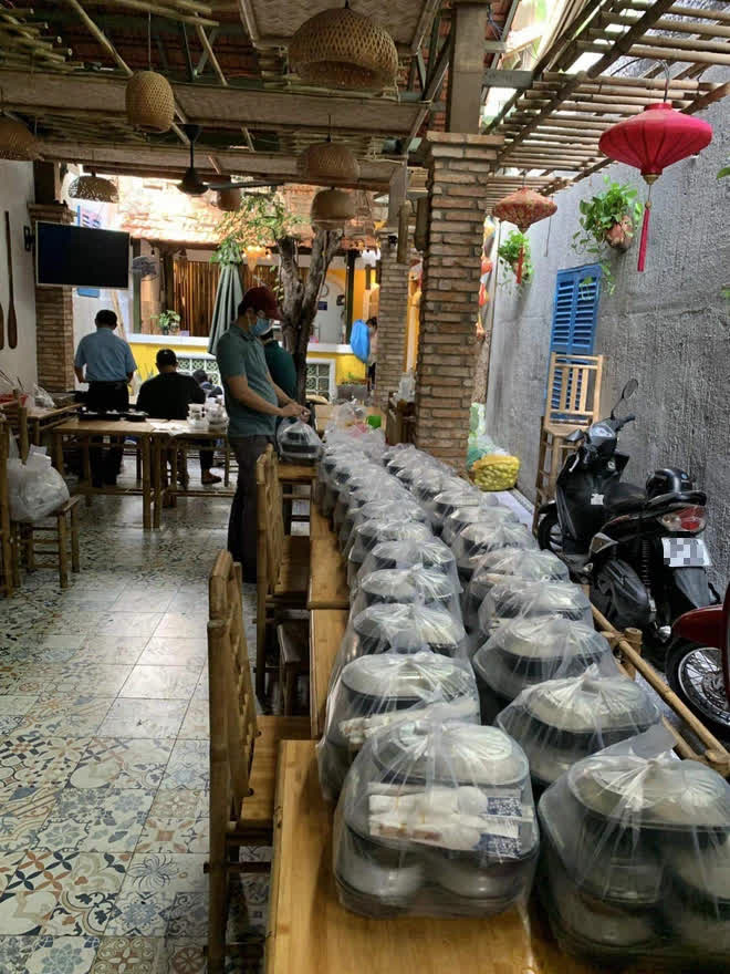 Anh thợ hồ Trường Giang v&agrave; vợ r&uacute;t hầu bao hơn 300 triệu, c&ugrave;ng bạn b&egrave; thực hiện bếp ăn 0 đồng phục vụ b&agrave; con chống dịch - Ảnh 2.