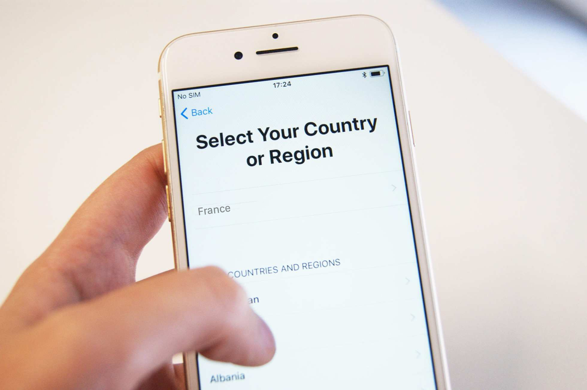 Cư d&acirc;n mạng tranh c&atilde;i dữ dội v&igrave; mẹo tăng hiệu năng iPhone bằng c&aacute;ch chuyển v&ugrave;ng sang Ph&aacute;p, đ&acirc;u l&agrave; sự thật? - Ảnh 1.