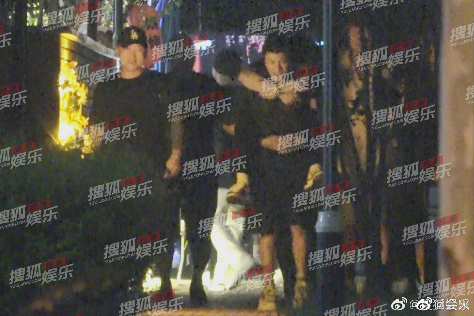 Xôn xao ảnh Trần Khôn cõng bạn trai say khướt trên lưng, netizen ngã ngửa vì thân phận thật sự của người tình bí ẩn - Ảnh 6. Xôn xao ảnh Trần Khôn cõng bạn trai say khướt trên lưng, netizen ngã ngửa vì thân phận thật sự của người tình bí ẩn - Ảnh 6.