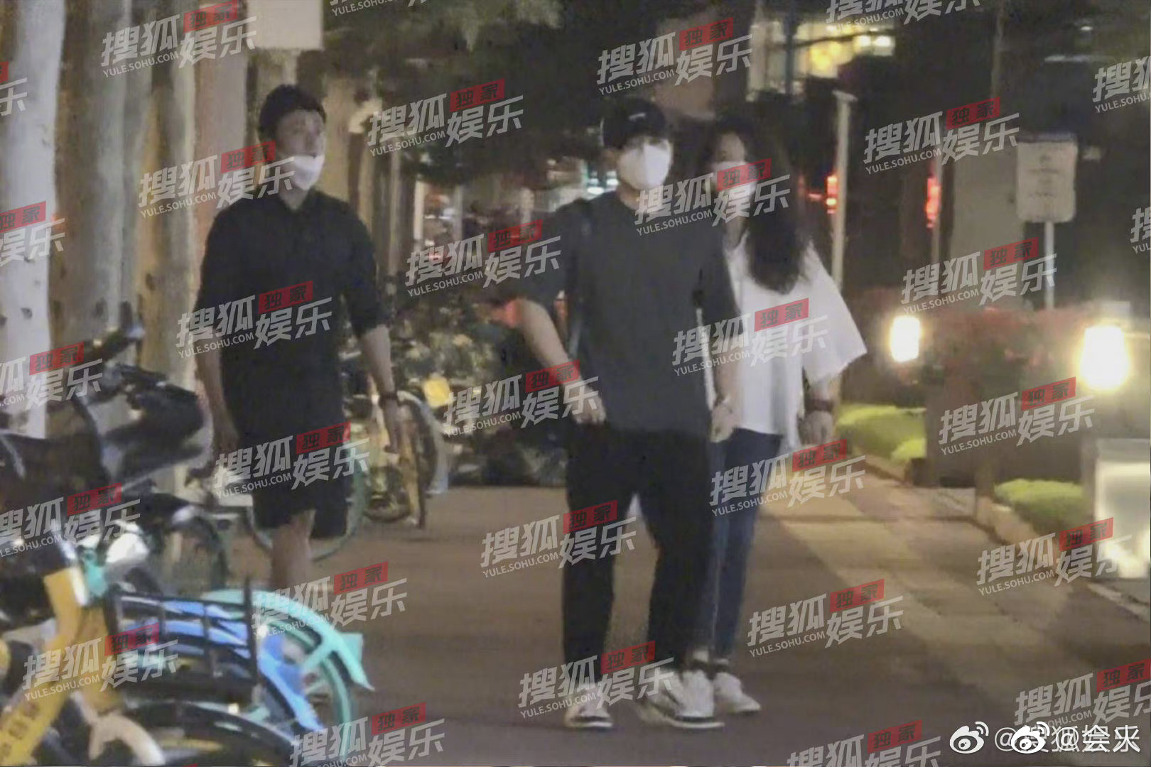 Xôn xao ảnh Trần Khôn cõng bạn trai say khướt trên lưng, netizen ngã ngửa vì thân phận thật sự của người tình bí ẩn - Ảnh 2. Xôn xao ảnh Trần Khôn cõng bạn trai say khướt trên lưng, netizen ngã ngửa vì thân phận thật sự của người tình bí ẩn - Ảnh 2.