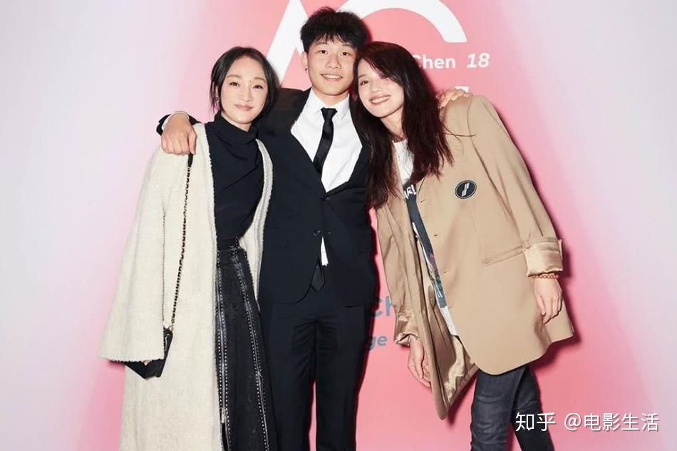 Xôn xao ảnh Trần Khôn cõng bạn trai say khướt trên lưng, netizen ngã ngửa vì thân phận thật sự của người tình bí ẩn - Ảnh 9. Xôn xao ảnh Trần Khôn cõng bạn trai say khướt trên lưng, netizen ngã ngửa vì thân phận thật sự của người tình bí ẩn - Ảnh 9.