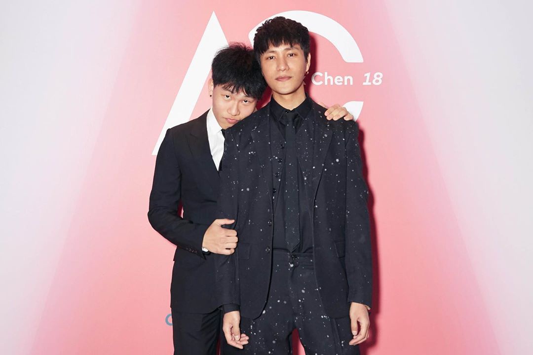 Xôn xao ảnh Trần Khôn cõng bạn trai say khướt trên lưng, netizen ngã ngửa vì thân phận thật sự của người tình bí ẩn - Ảnh 8. Xôn xao ảnh Trần Khôn cõng bạn trai say khướt trên lưng, netizen ngã ngửa vì thân phận thật sự của người tình bí ẩn - Ảnh 8.