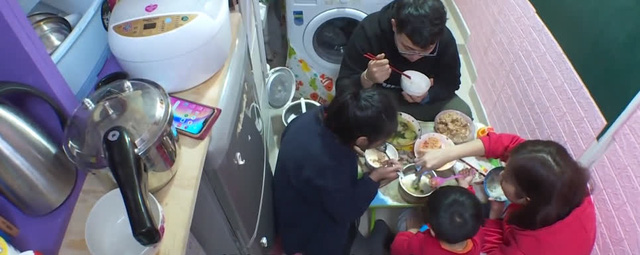 Người ở Hong Kong có thể nghèo đến mức nào: Gia đình 4 người sống trong căn phòng 5m2, nấu ăn trong WC, tiết kiệm cả đời cũng không mua nổi nhà - Ảnh 2.