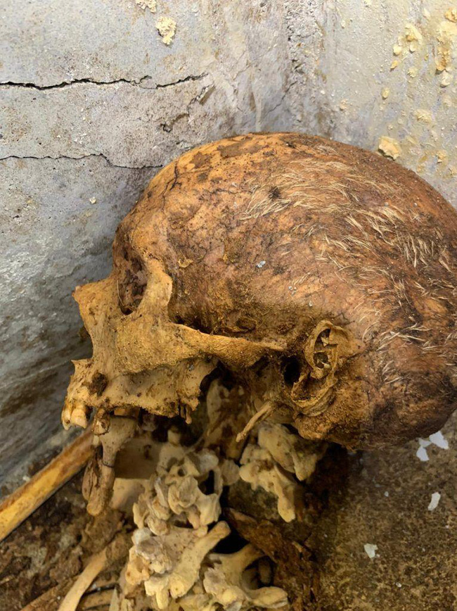 Phát hiện ngôi mộ đồ sộ với xác ướp 2.000 năm tuổi, nhà khảo cổ rợn người khi nhìn đến vùng đầu bởi chi tiết khó lí giải - Ảnh 5.