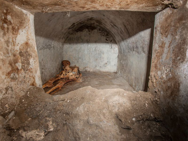 Phát hiện ngôi mộ đồ sộ với xác ướp 2.000 năm tuổi, nhà khảo cổ rợn người khi nhìn đến vùng đầu bởi chi tiết khó lí giải - Ảnh 6.