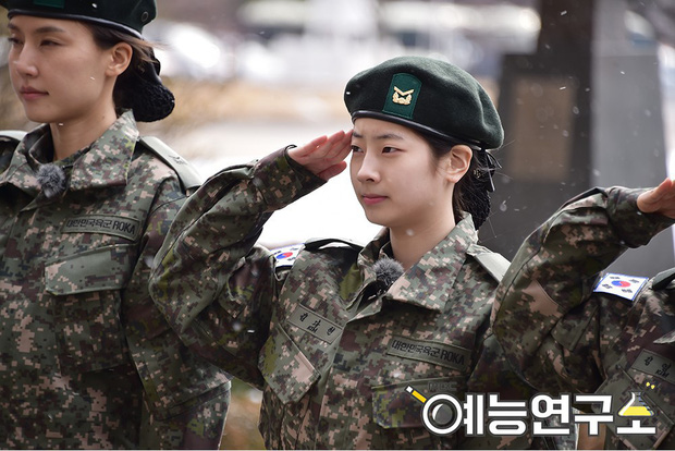 Mặt mộc sao nữ Hàn đi show quân đội: Lisa & ác nữ Penthouse đẹp xuất sắc, gây sốc nhất là người cuối cùng! - Ảnh 15.