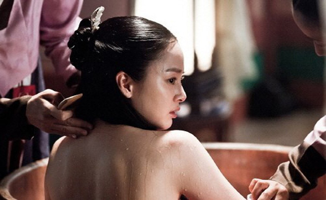 Loạt cảnh phim hở bạo của dàn chị đẹp nổi tiếng kín đáo xứ Hàn, bất ngờ nhất là Song Hye Kyo - Ảnh 9.