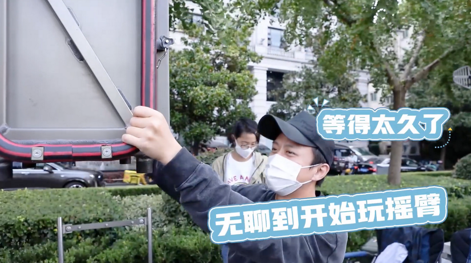 Đặng Si&ecirc;u cưng chiều T&ocirc;n Lệ đ&uacute;ng kiểu nh&agrave; c&oacute; n&oacute;c ở đo&agrave;n phim, bạn diễn nam h&oacute;a b&oacute;ng đ&egrave;n cực oan ức! - Ảnh 4.