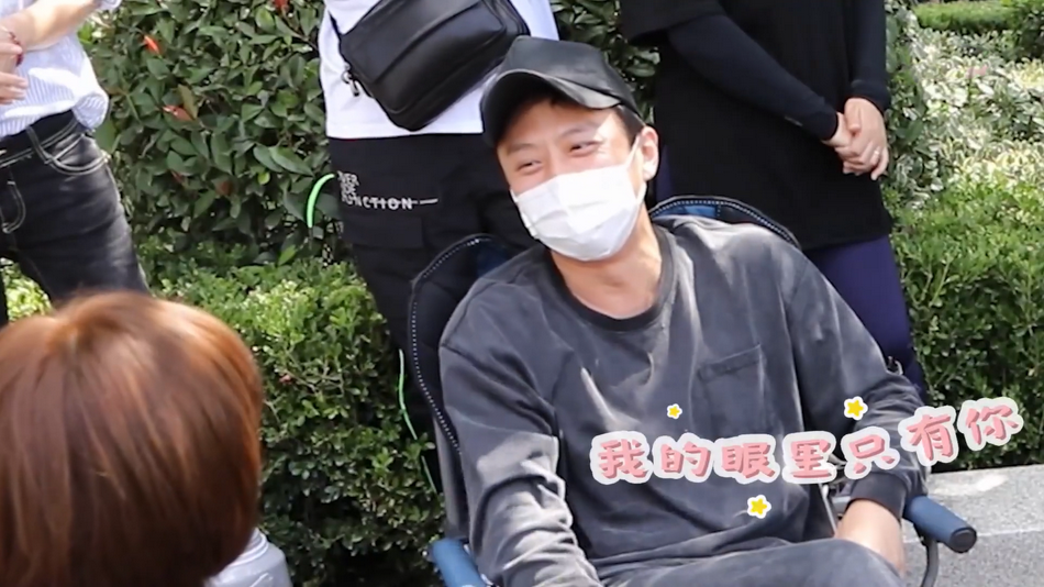 Đặng Si&ecirc;u cưng chiều T&ocirc;n Lệ đ&uacute;ng kiểu nh&agrave; c&oacute; n&oacute;c ở đo&agrave;n phim, bạn diễn nam h&oacute;a b&oacute;ng đ&egrave;n cực oan ức! - Ảnh 8.