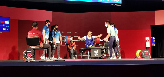Lê Văn Công giành HCB Paralympic Tokyo 2020 nội dung cử tạ hạng cân dưới 49kg - Ảnh 1.