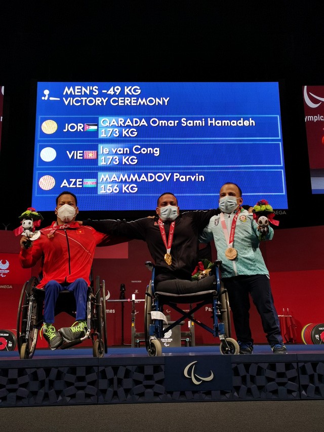 Lê Văn Công giành HCB Paralympic Tokyo 2020 nội dung cử tạ hạng cân dưới 49kg - Ảnh 2.