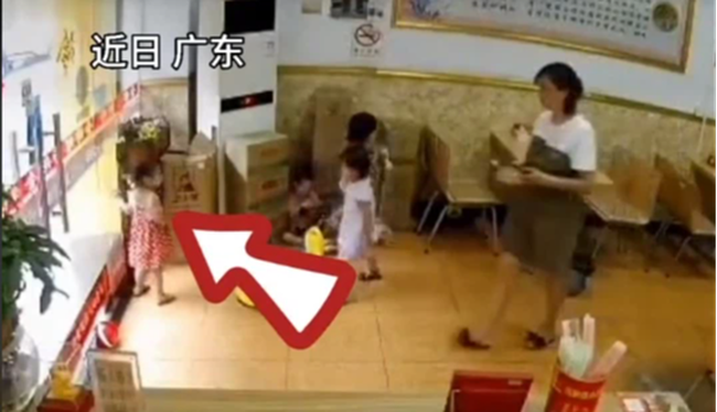 Mẹ kh&oacute;c r&ograve;ng khi thấy b&agrave;n tay con g&aacute;i đẫm m&aacute;u, hung thần ở ngay cạnh nhưng nhiều phụ huynh kh&ocirc;ng ch&uacute; &yacute; - Ảnh 1.