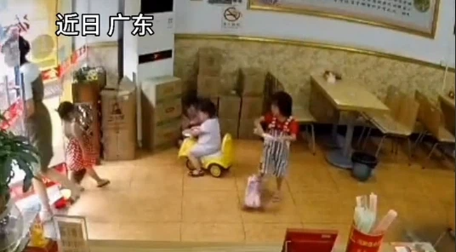 Mẹ kh&oacute;c r&ograve;ng khi thấy b&agrave;n tay con g&aacute;i đẫm m&aacute;u, hung thần ở ngay cạnh nhưng nhiều phụ huynh kh&ocirc;ng ch&uacute; &yacute; - Ảnh 2.