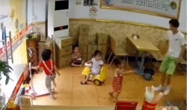 Mẹ kh&oacute;c r&ograve;ng khi thấy b&agrave;n tay con g&aacute;i đẫm m&aacute;u, hung thần ở ngay cạnh nhưng nhiều phụ huynh kh&ocirc;ng ch&uacute; &yacute; - Ảnh 3.