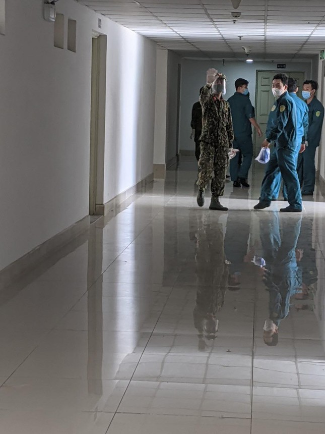 TP.HCM đưa 2.000 người ở khu trọ lụp xụp đến kh&aacute;ch sạn, chung cư tr&aacute;nh dịch - Ảnh 1.