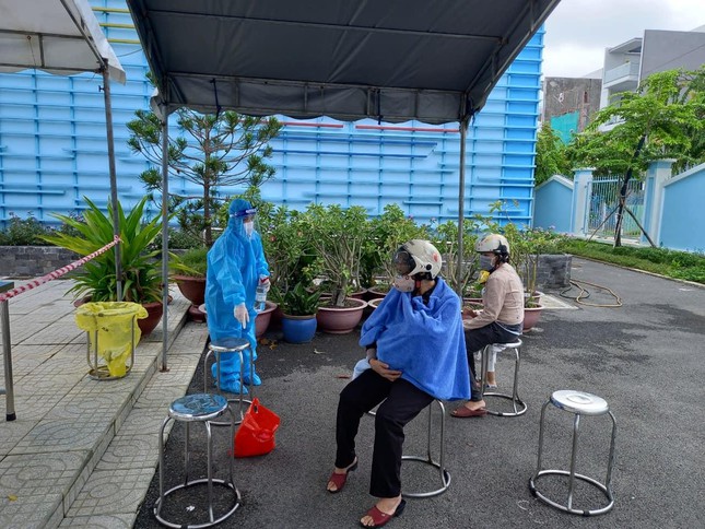 Số ca tử vong v&igrave; COVID-19 ở TP.HCM bắt đầu giảm - Ảnh 3.