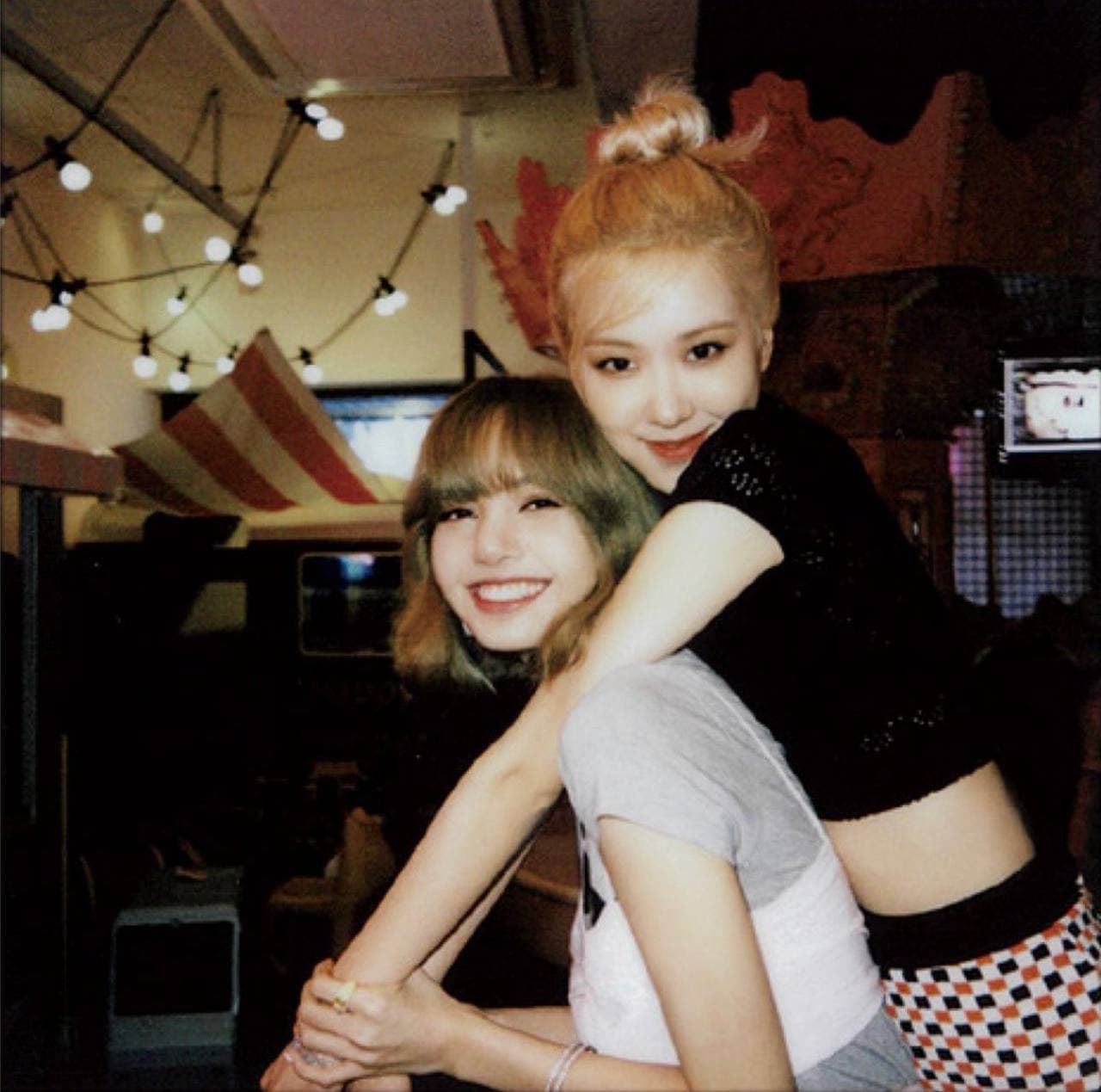 Bộ ảnh mới của BLACKPINK trước thềm Lisa solo: Jennie hoá gái Nhật siêu cưng bên Jisoo, cặp em út dính chặt nhau như sam - Ảnh 13.