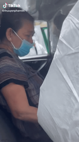 Người phụ nữ có bầu mang bầu có bầu có bầu mang thai mang bầu mang bầu F0 sốt ruột bật khóc nức nở và giọng an ủi động viên nhẹ dịu từ nhân viên cấp dưới cấp dưới cấp dưới cấp dưới y tế: Cô khóc là tụi con buồn, tội tụi con nha - Ảnh 2. Người phụ nữ có bầu mang bầu có bầu có bầu mang thai mang bầu mang bầu F0 sốt ruột bật khóc nức nở và giọng an ủi động viên nhẹ dịu từ nhân viên cấp dưới cấp dưới cấp dưới cấp dưới y tế: Cô khóc là tụi con buồn, tội tụi con nha - Ảnh 2.