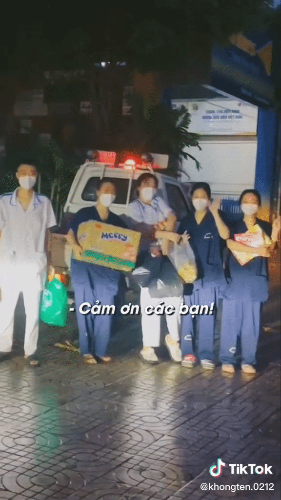 Xúc động khoảnh khắc nhóm sinh viên chống dịch co ro trên thùng xe giữa cơn mưa tầm tã của Sài Gòn - Ảnh 4. Xúc động khoảnh khắc nhóm sinh viên chống dịch co ro trên thùng xe giữa cơn mưa tầm tã của Sài Gòn - Ảnh 4.