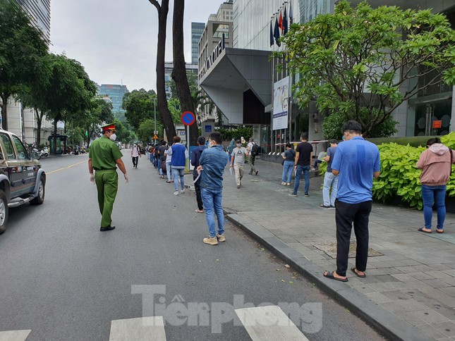 Diễn biến dịch ngày 27/8: Tập trung 800 người lang thang, TP.HCM phát hiện được 69 F0; Hà Nội đưa hàng chục F1 ở ổ dịch Thanh Xuân Trung đi cách ly trong đêm - Ảnh 3.