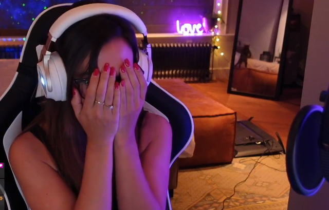 Đang l&ecirc;n s&oacute;ng vui vẻ, nữ streamer ngay lập tức tắt nụ cười v&igrave; m&egrave;o cưng ph&aacute; hỏng chiếc tivi gi&aacute; trị - Ảnh 4.