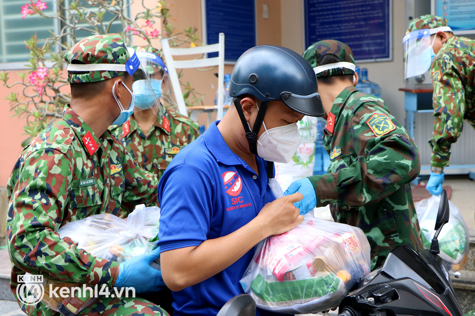 TP.HCM: Người dân TP. Thủ Đức được đi chợ qua Grab - Ảnh 2. TP.HCM: Người dân TP. Thủ Đức được đi chợ qua Grab - Ảnh 2.