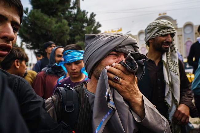 Vụ nổ rung chuyển sân bay Afghanistan: Cha mẹ lính Mỹ đau đớn, thất vọng hay tin con qua đời, 20 năm hóa thành tro bụi - Ảnh 2.