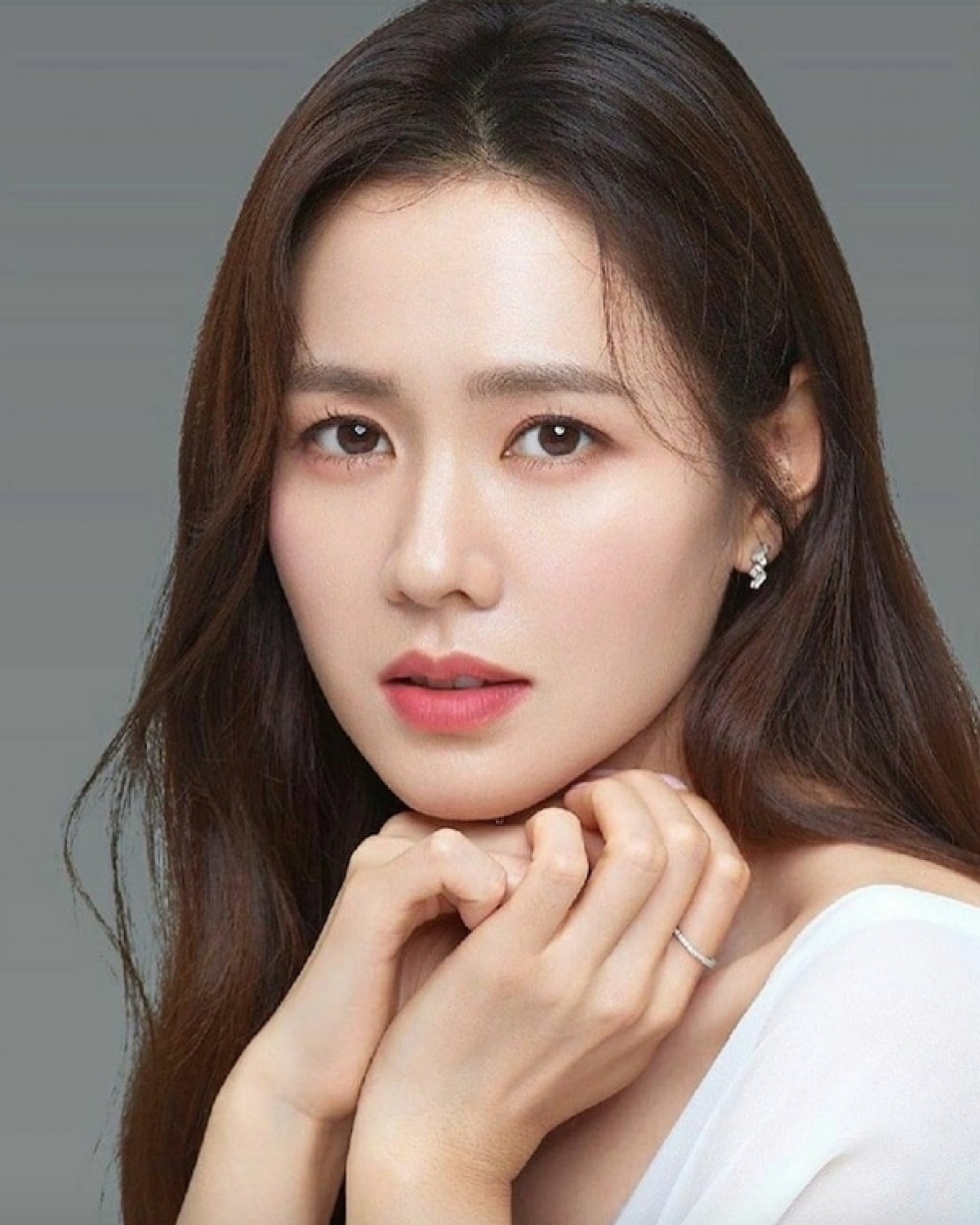 Lộ ảnh đầu tiên của Son Ye Jin ở hậu trường phim mới, tóc tai quần áo đúng chất dân công sở luôn