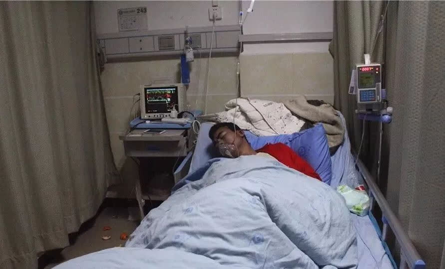 Chàng trai 18 tuổi nhập viện cấp cứu vì thủng dạ dày do coi thường 1 tai nạn nhỏ sau bữa ăn - Ảnh 1.