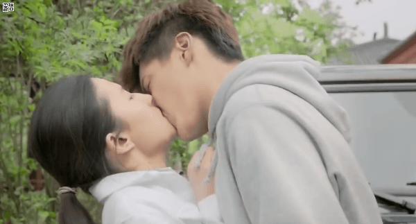 Lưu Diệc Phi khoe visual đẳng cấp trong clip mới, mong manh thế này vậy mà từng bị Ngô Diệc Phàm hôn môi thô bạo - Ảnh 7. Lưu Diệc Phi khoe visual đẳng cấp trong clip mới, mong manh thế này vậy mà từng bị Ngô Diệc Phàm hôn môi thô bạo - Ảnh 7.