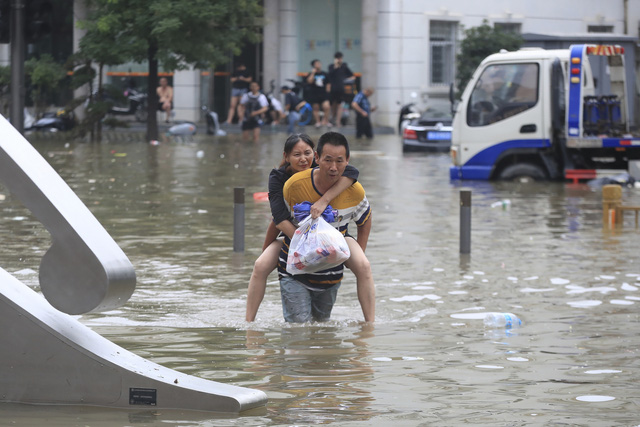 Số nạn nhân thiệt mạng do lũ lụt ở Trung Quốc tăng gấp 3 lần, lên hơn 300 người - Ảnh 1.