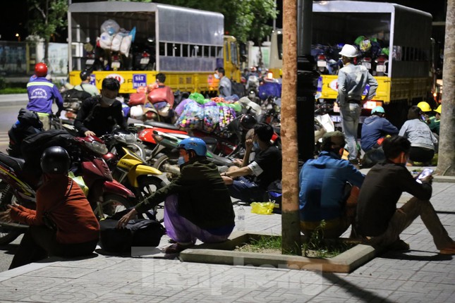 Hàng trăm người đi xe máy vượt ngàn km về tới chốt cầu Bến Thủy trong đêm - Ảnh 11.