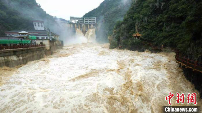 Mưa lớn gây lũ lụt, lở đất nghiêm trọng tại Trung Quốc, hơn 88.000 người dân bị ảnh hưởng - Ảnh 1.