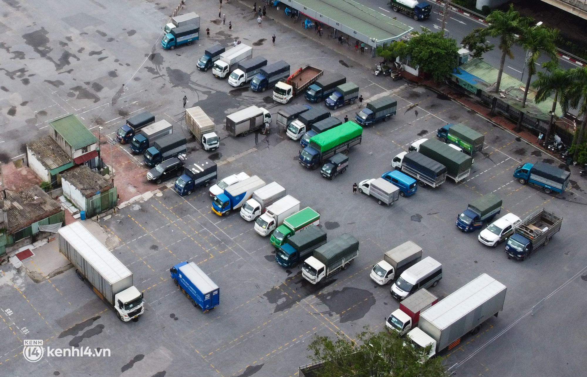 Cận cảnh hàng trăm ô tô nằm bất động, phơi nắng trong những ngày giãn cách ở Hà Nội - Ảnh 13.