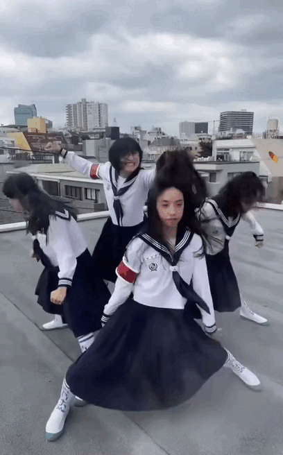 Nhóm TikToker Nhật mải miết đu trend nhạc Bích Phương để hút fan Việt, có một kiểu vũ đạo mà làm hoài? - Ảnh 3.