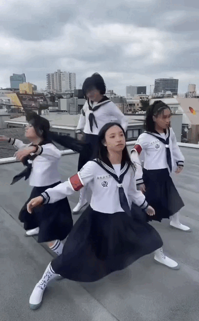 Nhóm TikToker Nhật mải miết đu trend nhạc Bích Phương để hút fan Việt, có một kiểu vũ đạo mà làm hoài? - Ảnh 4.