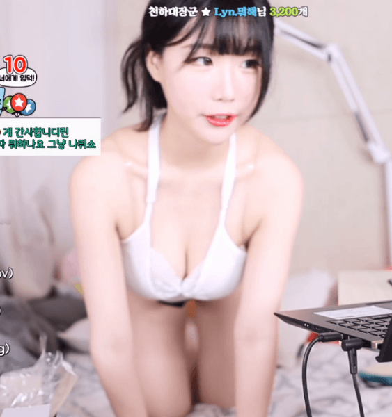 Khoe được l&agrave;m người mẫu ảnh, nữ streamer v&ocirc; t&igrave;nh lộ vết nhạy cảm ở v&ograve;ng một, vội v&agrave;ng thanh minh ngay sau đ&oacute; - Ảnh 1.