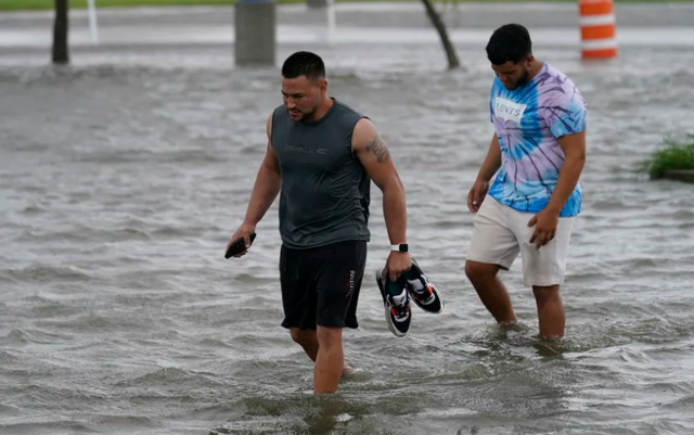 Bão Ida đổ bộ vào bang Louisiana, hàng nghìn người phải sơ tán - Ảnh 1.