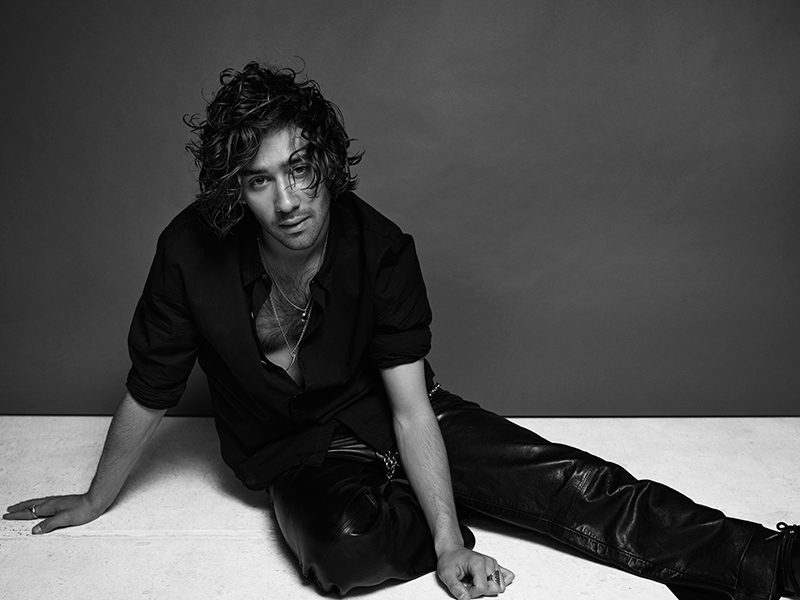 Sao nh&iacute; phim h&agrave;i Mr. Bean trổ m&atilde; cực l&atilde;ng tử sau gần 15 năm, đ&oacute;ng đam mỹ lẫn giắt t&uacute;i dự &aacute;n khủng m&agrave; vẫn mờ nhạt - Ảnh 10.