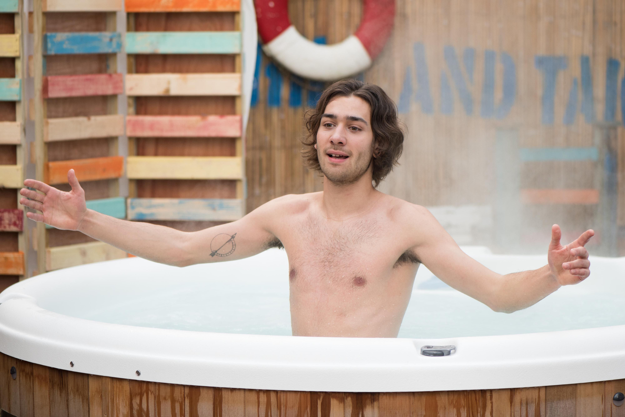 Sao nh&iacute; phim h&agrave;i Mr. Bean trổ m&atilde; cực l&atilde;ng tử sau gần 15 năm, đ&oacute;ng đam mỹ lẫn giắt t&uacute;i dự &aacute;n khủng m&agrave; vẫn mờ nhạt - Ảnh 11.