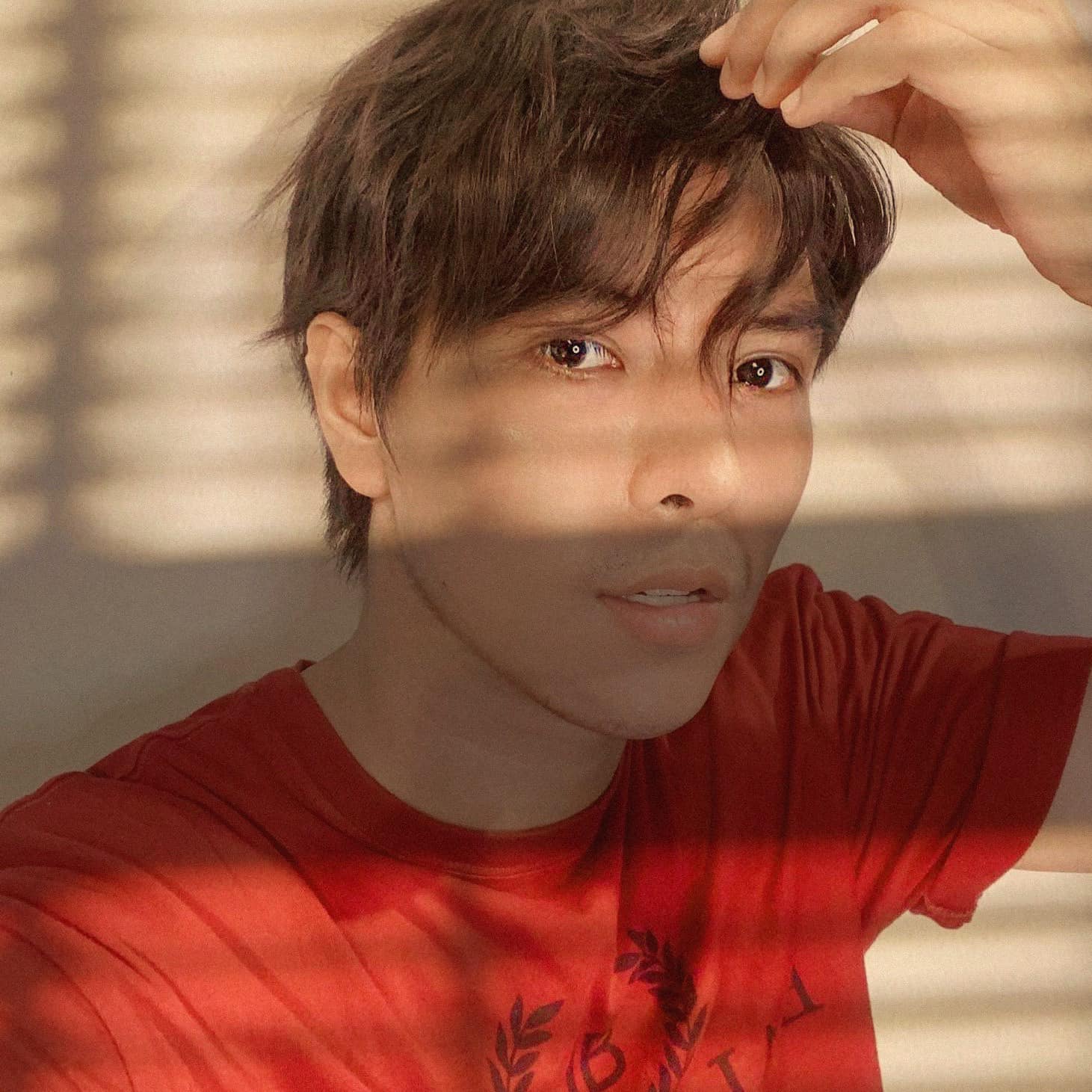 Một nhạc sĩ th&acirc;n thiết với Đ&ocirc;ng Nhi vừa c&oacute; m&agrave;n thay đổi diện mạo g&acirc;y sốc, nh&igrave;n qua tưởng Denis Đặng - Ảnh 4.