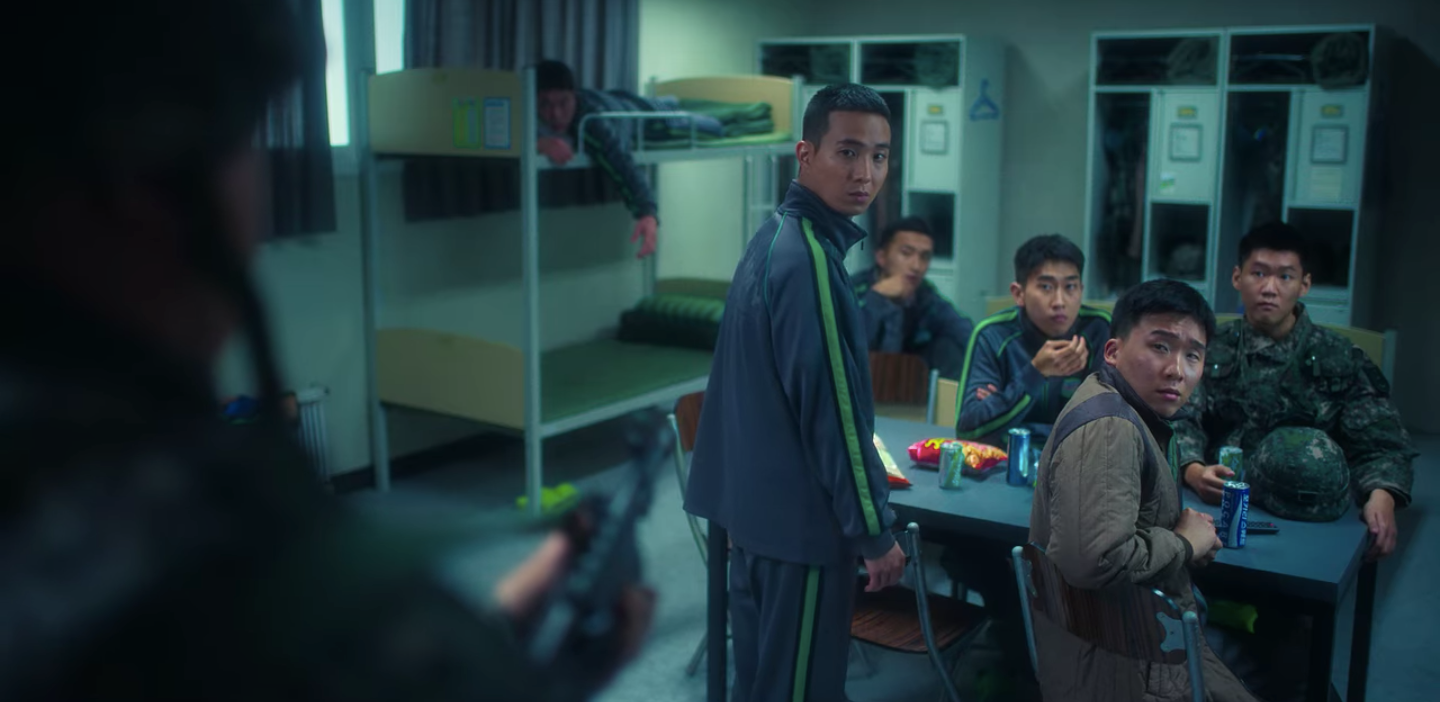 Truy Bắt L&iacute;nh Đ&agrave;o Ngũ c&oacute; cảnh credit qu&aacute; t&agrave;n bạo, netizen sốc &oacute;c: Chưa từng c&oacute; tiền lệ, Jung Hae In bắt buộc phải trở lại! - Ảnh 6.