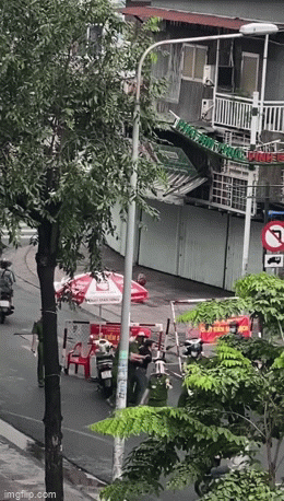 Clip: Chị đại quận 4 tiếp tục gào thét chống đối khi bị lực lượng chức năng khống chế vì vi phạm quy định phòng chống dịch - Ảnh 2. Clip: Chị đại quận 4 tiếp tục gào thét chống đối khi bị lực lượng chức năng khống chế vì vi phạm quy định phòng chống dịch - Ảnh 2.